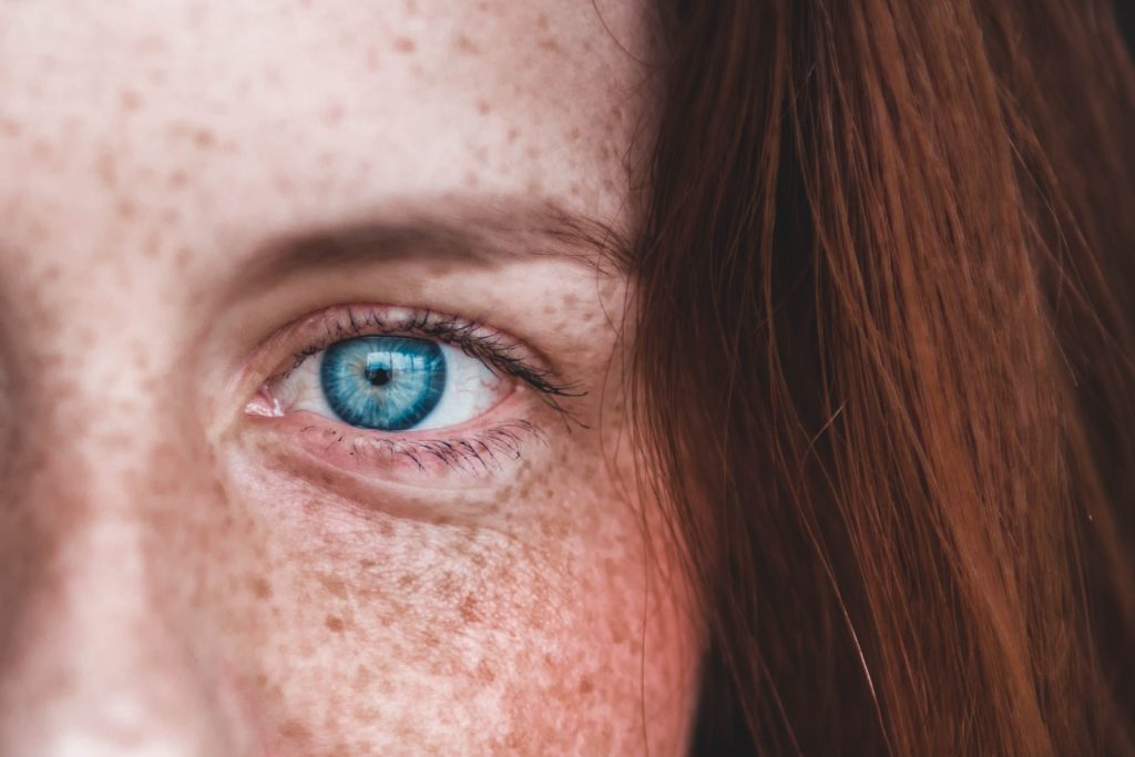 oeil bleu de la personne